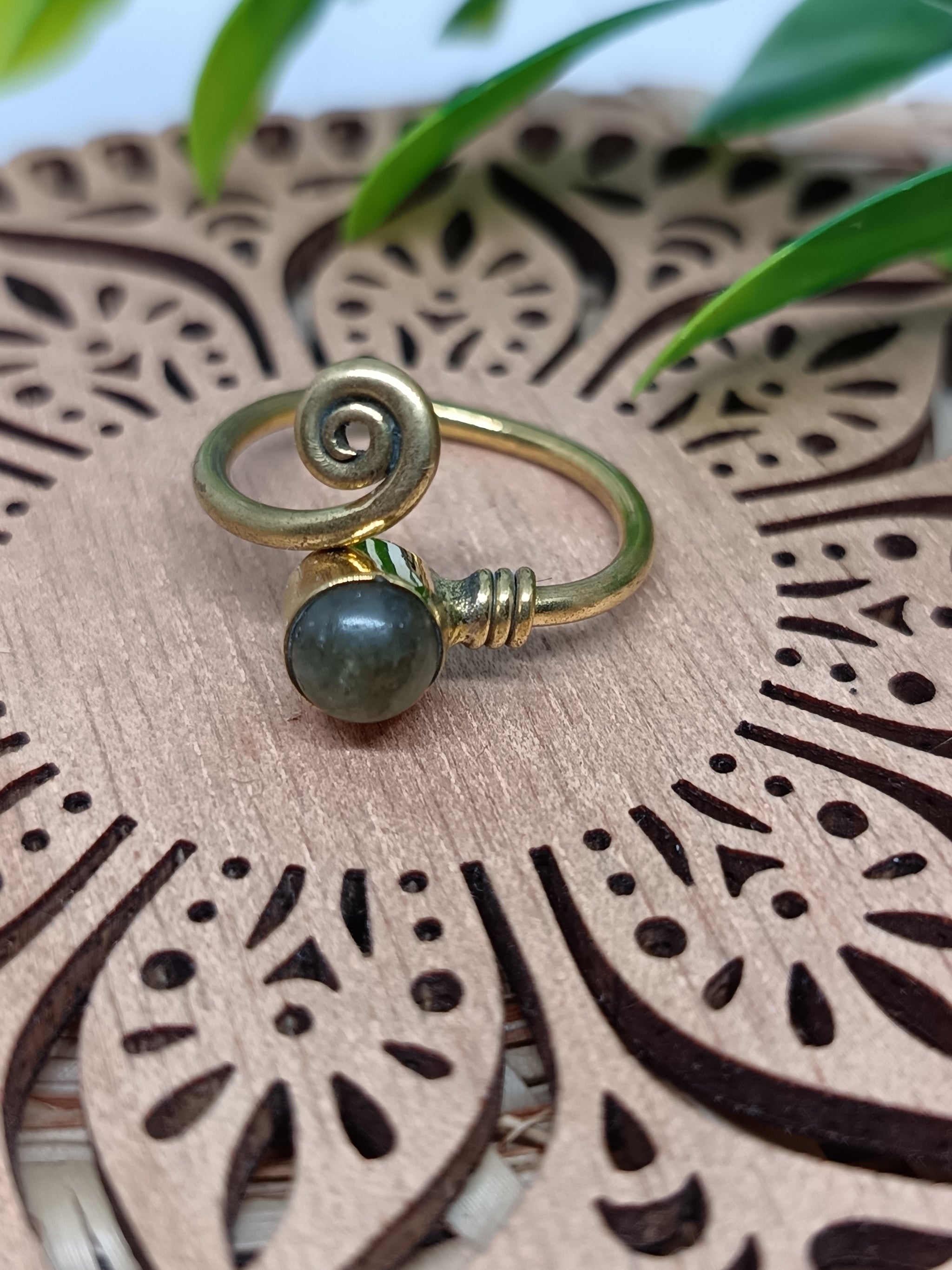Simple Swirl Gemstone Ring