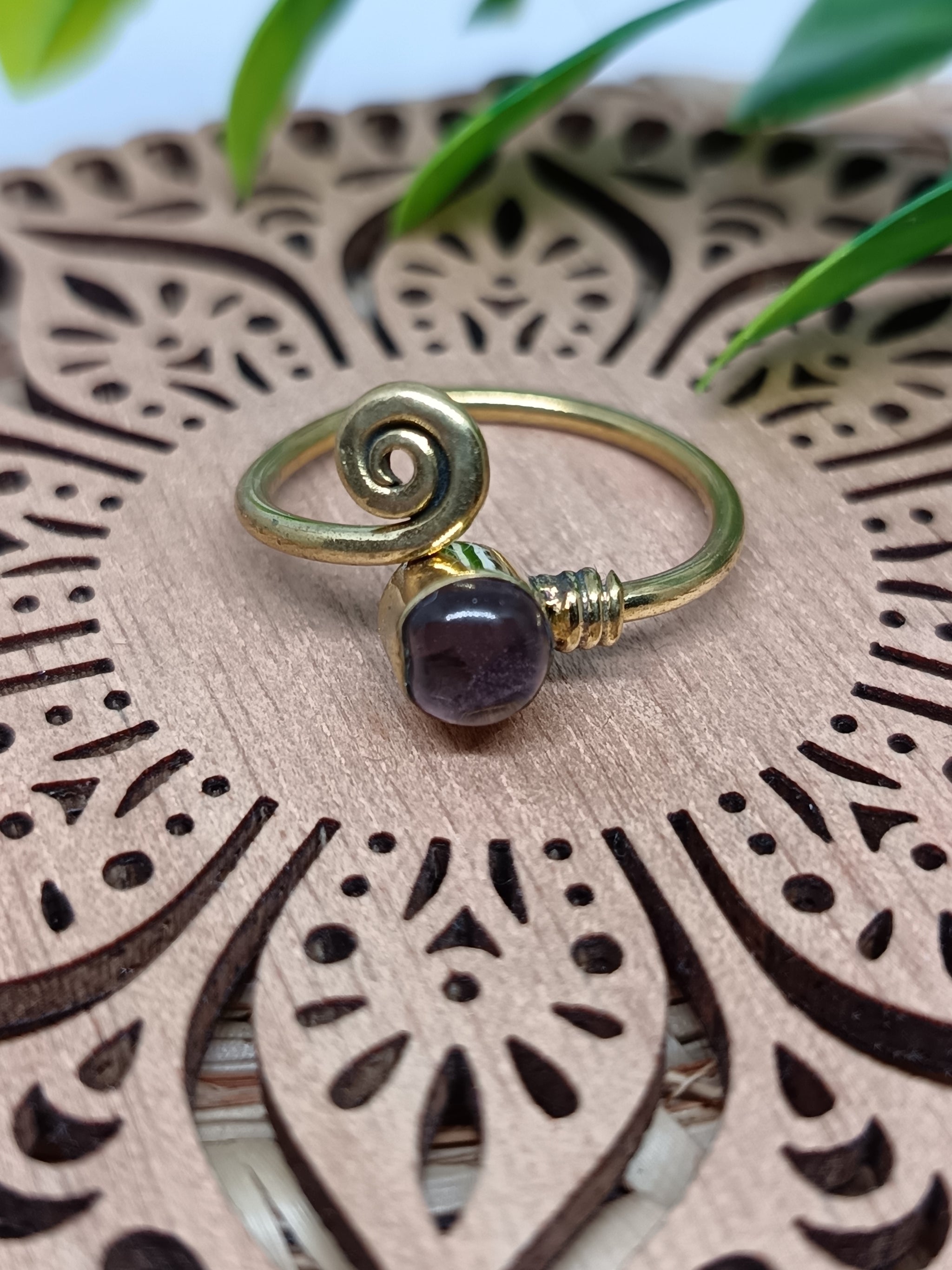 Simple Swirl Gemstone Ring