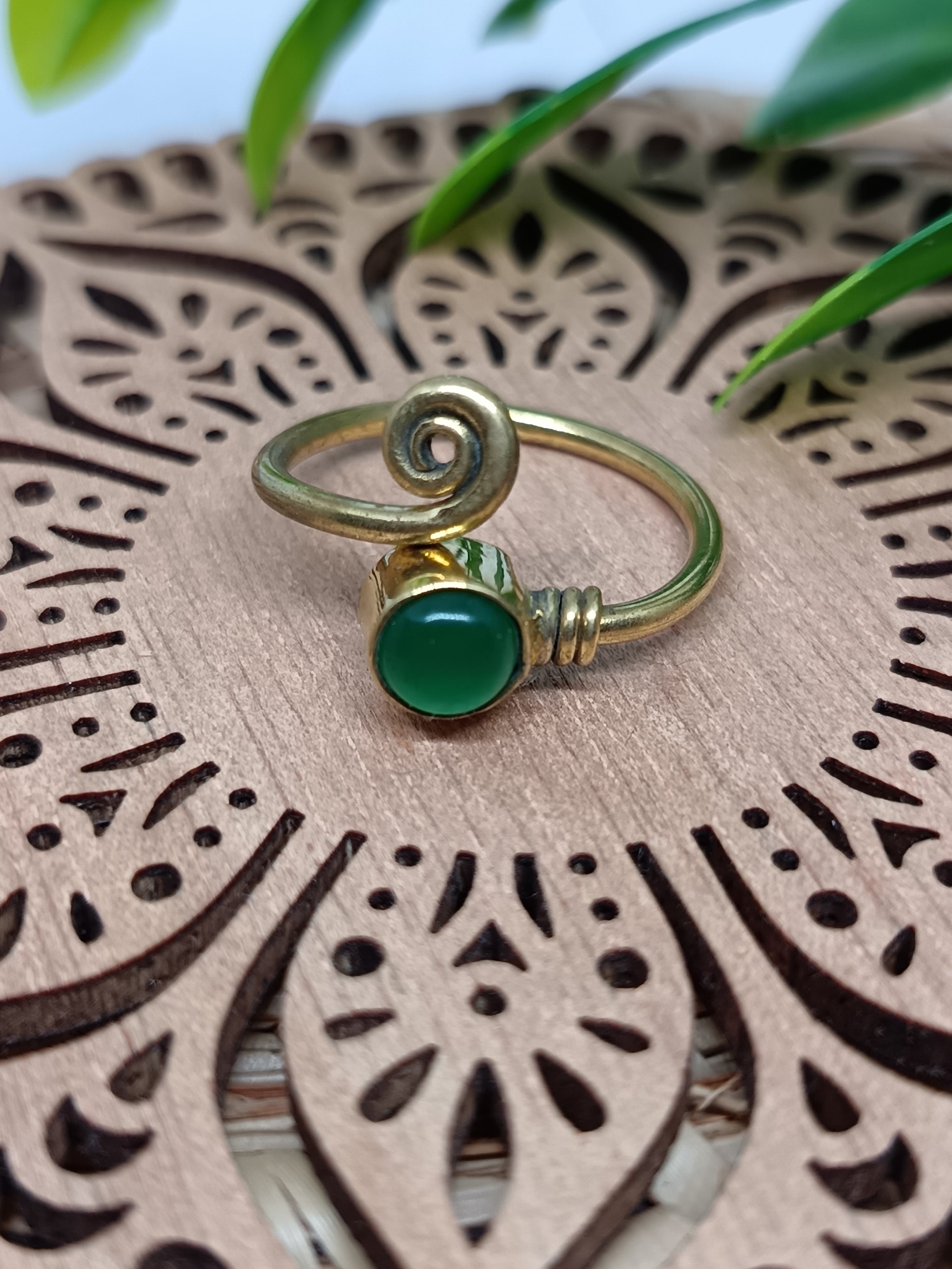 Simple Swirl Gemstone Ring