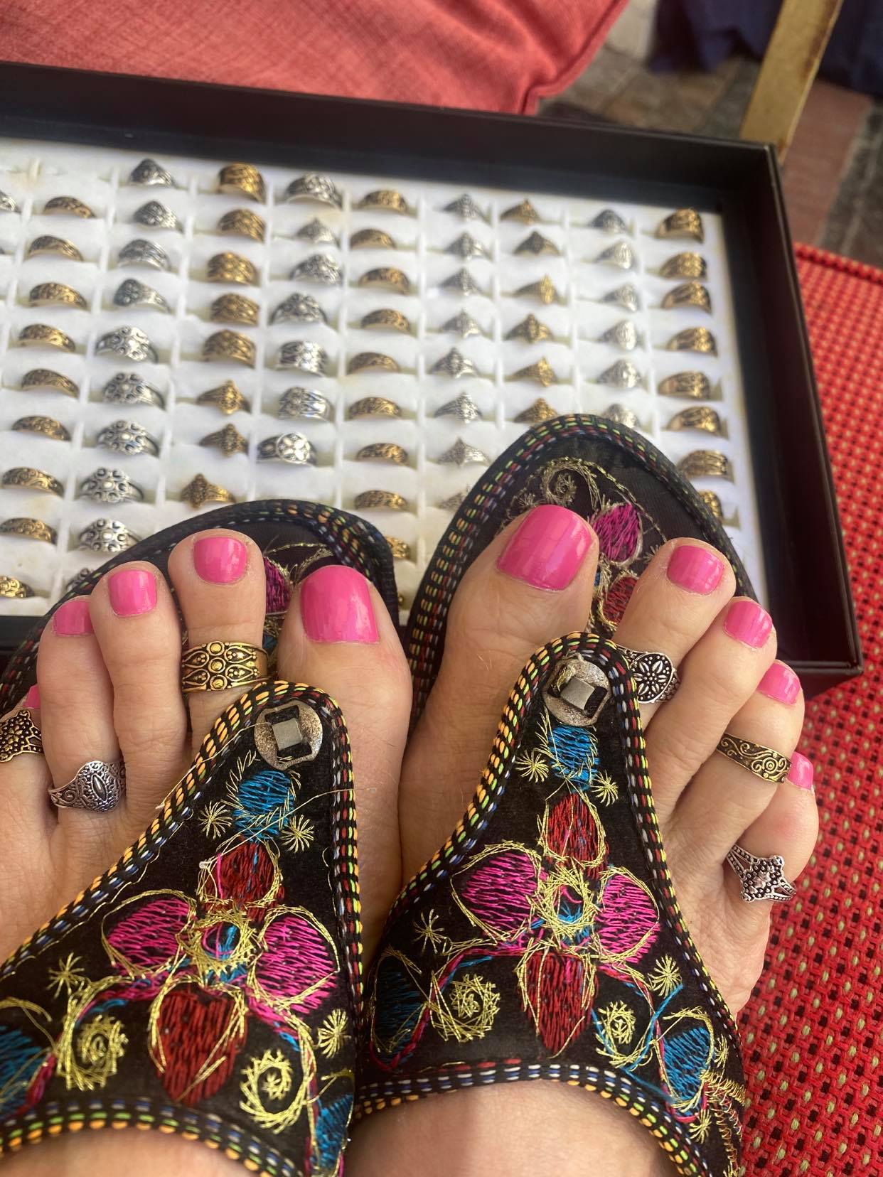 Catwalk Women's Gold Detailing Toe Ring Sandals - 8 UK/India (40 EU)  (3884C-8) : Amazon.in: Fashion