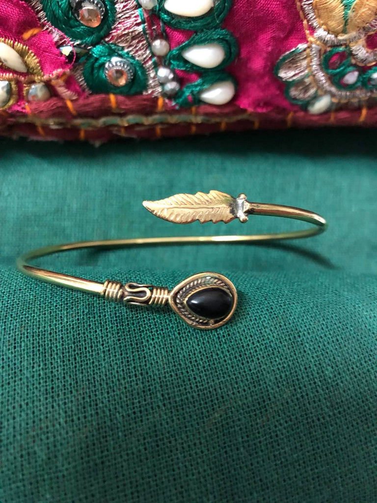 Indie Bangle Brass Small Feather